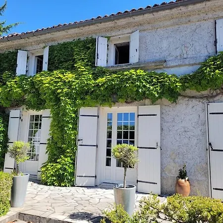 Holiday home Maison 8 Pers, Piscine, Au Coeur Du Pays De Cognac