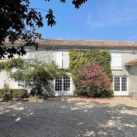 Maison 8 Pers, Piscine, Au Coeur Du Pays De Cognac Holiday home *